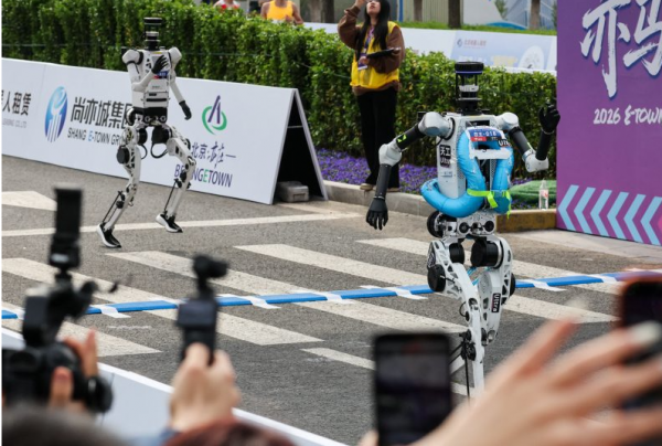 روبوتات تتفوق على البشر في نصف ماراثون في بكين