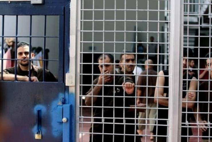 بالفيديو ..  " شؤون الأسرى": حياة الاسرى الفلسطينيين مهددة بالخطر بعد اقتحام سجن عوفر