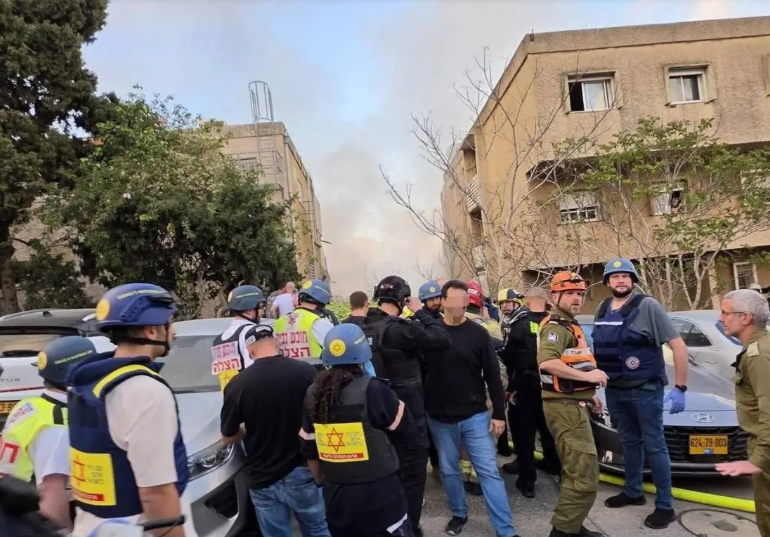 بالفيديو ..  سقوط صاروخ على مبنى في حيفا وعمليات بحث عن مفقودين تحت الأنقاض