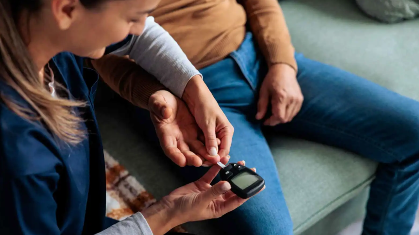 ليس الطعام فقط ..  5 عوامل ترفع مستويات السكر في الدم