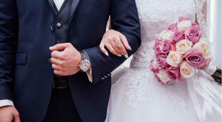 توقيف عريس ومنظم احتفالات اسبوعا لمخالفتهما قانون الدفاع