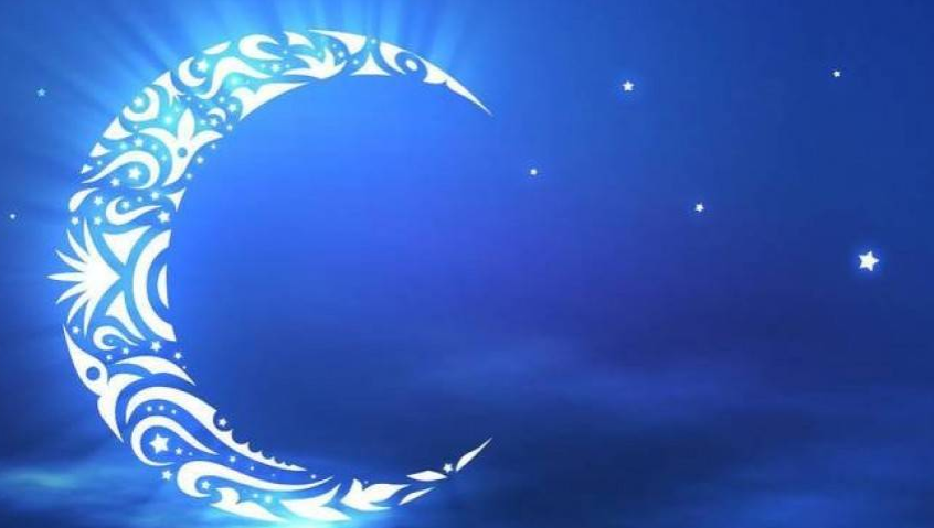 شاهدوا بالفيديو  ..  "هلال رمضان" يظهر تحت الماء في العقبة