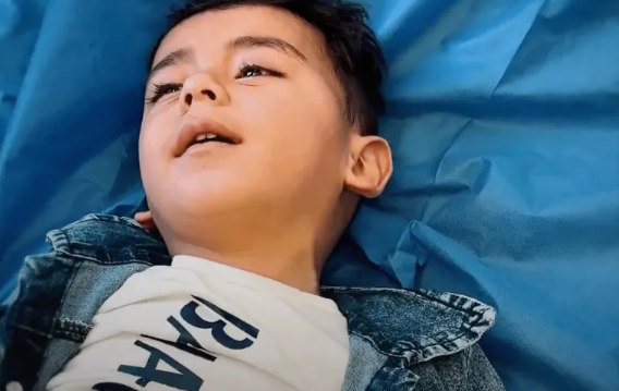 رغم انهيار القطاع الصحي ..  عملية معقدة تنقذ طفلا في غزة من إعاقة دائمة