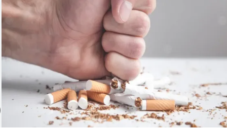 وزير الصحة يعلن حملة لضبط التدخين في المؤسسات والمرافق العامة