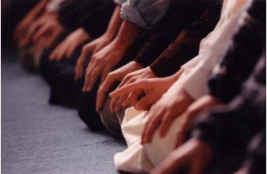 عمان : امام  يمنع مصلين من الصلاة داخل المسجد 