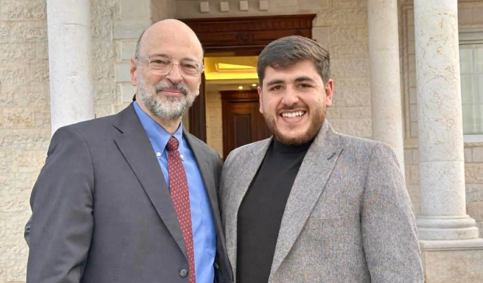 الرزاز يلتقي الشاب قتيبة البشابشة صاحب النداء الشهير لا تهاجر يا قتيبة