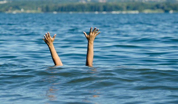 انقاذ أمريكية من الغرق اثناء سباحتها في العقبة
