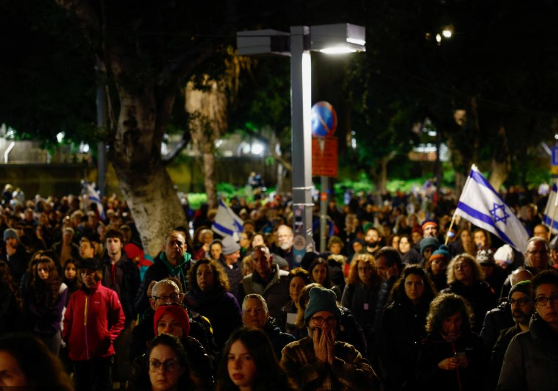 مواجهات بين شرطة الاحتلال ومتظاهرين في تل أبيب يطالبون بإسقاط حكومة نتنياهو وإبرام صفقة تبادل 