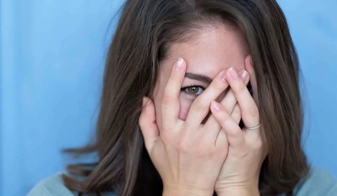 لماذا نشعر بالإحراج عندما يمدحنا الآخرون؟  