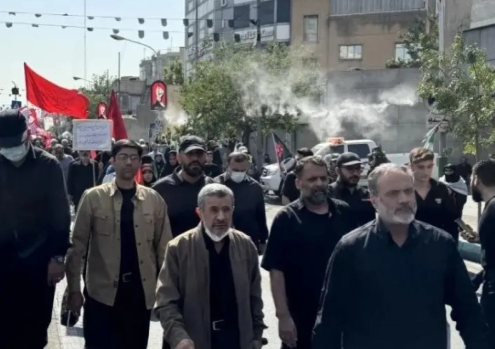 بعد انباء عن مقتله خلال الحرب  ..  أحمدي نجاد يظهر في تشييع خامنئي