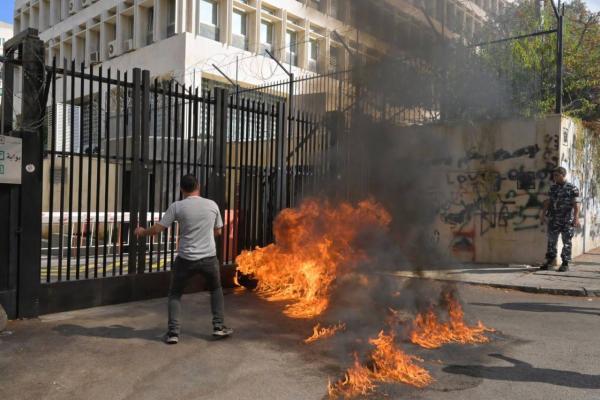 محتجون يحرقون الإطارات أمام مصرف لبنان