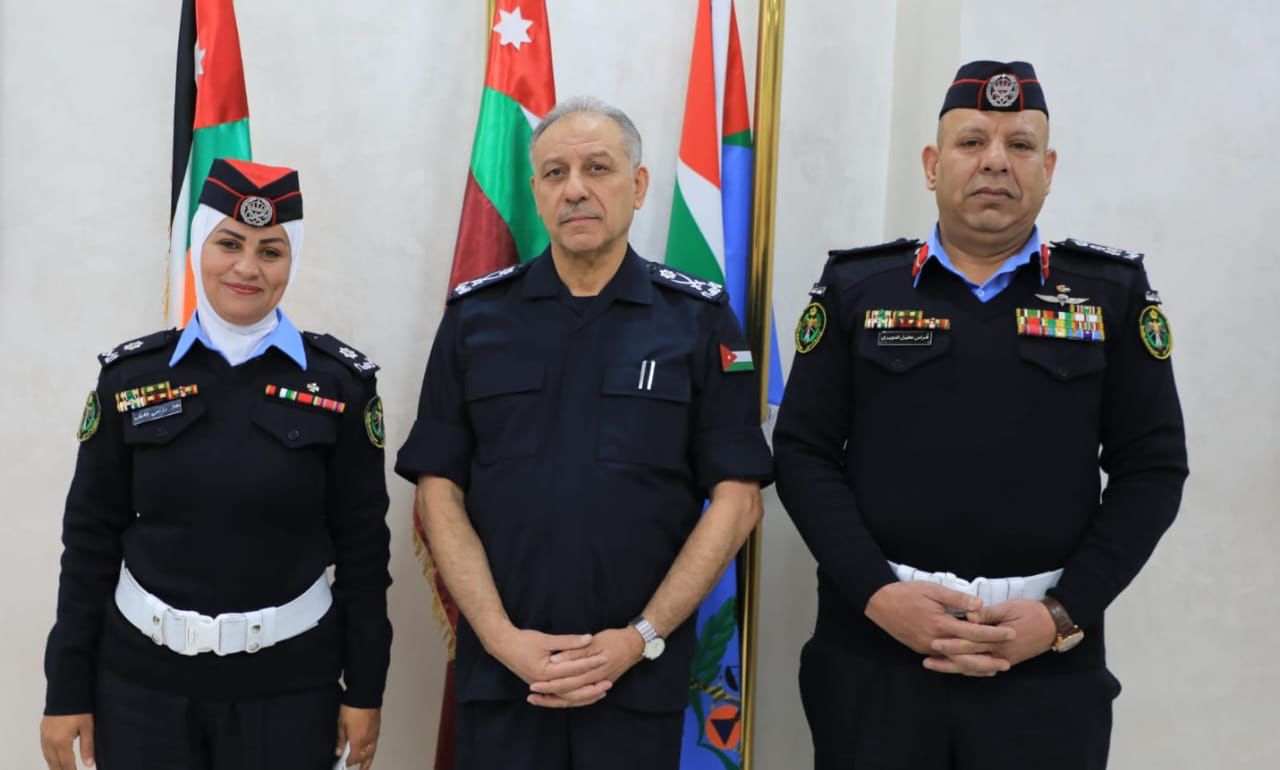 مدير الأمن العام يكرم الملازم علا الجالودي لحرفيتها في إنقاذ شخص حاول انهاء حياته