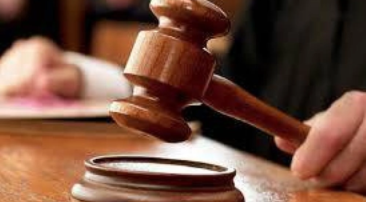 دبي  ..  حبس وإبعاد أوروبية كسرت كرسياً في مركز شرطة