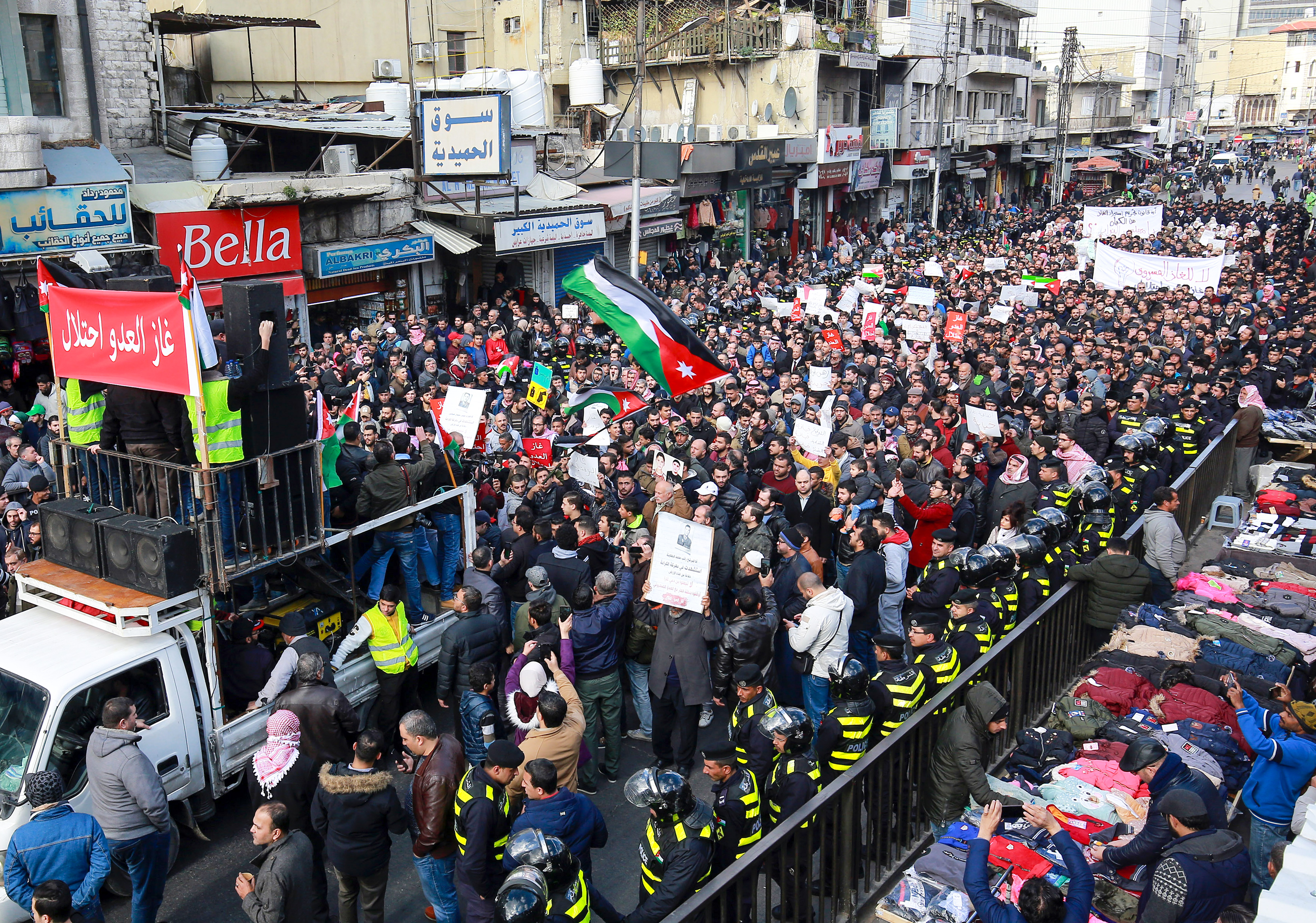 تقارير عبرية : الأردنيون والمصريون أكثر الشعوب معارضة لإسرائيل