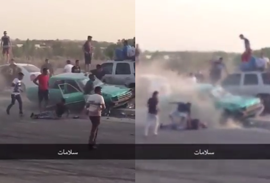بالفيديو  ..  مفحط يصطدم بالجمهور على الطريق  ..  والمتفرجون يتطايرون في الهواء