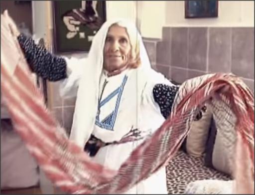 بالفيديو .. الحجة ام محمد تحتفظ بجهاز عرسها من 85 سنة 