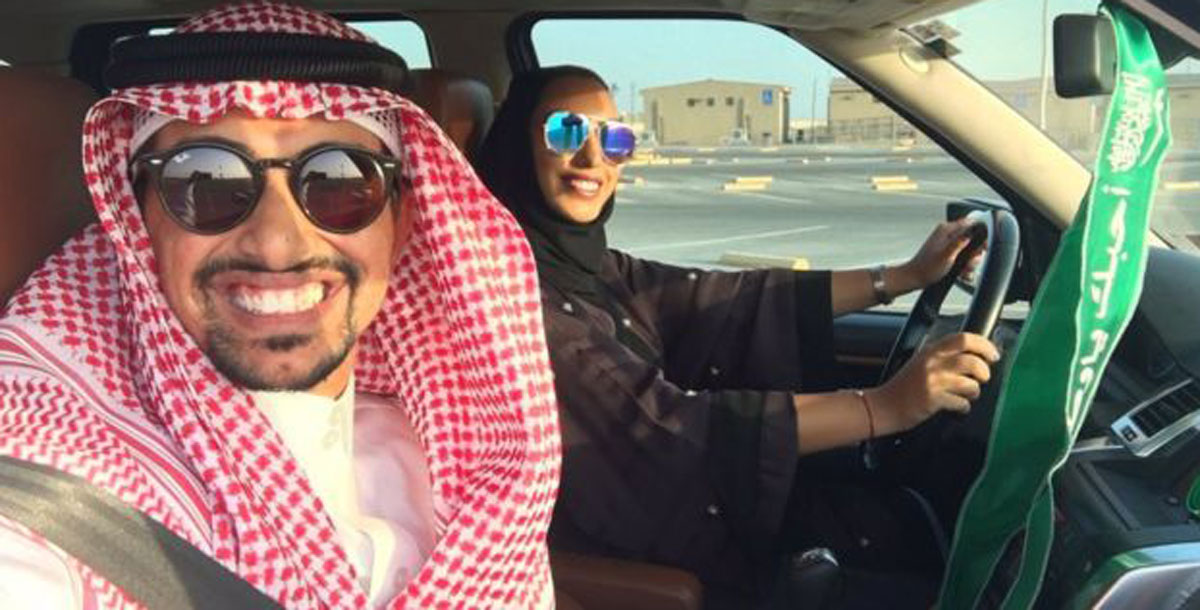 السعودي الذي ظهر بصورة يعلم فيها زوجته القيادة يكشف السر وراء نشرها