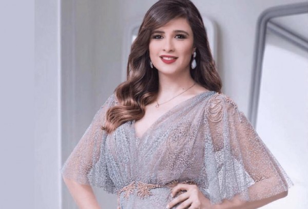 بالصور  ..  ياسمين عبدالعزيز تكشف سرًا حول زواجها