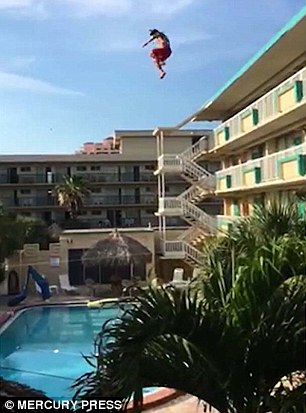 بالفيديو  ..  متهور يقفز من أعلى فندق إلى حمام سباحة