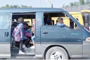 محافظ المفرق يوقف سائق من "جنسية عربية" قام بتحميل  27 طالبًا في باص يتسع لـ 5 ركاب