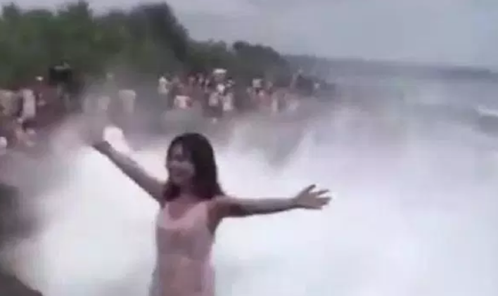 بالفيديو… موجة عاتية تطيح بفتاة أثناء التقاطها لصورة على الشاطئ