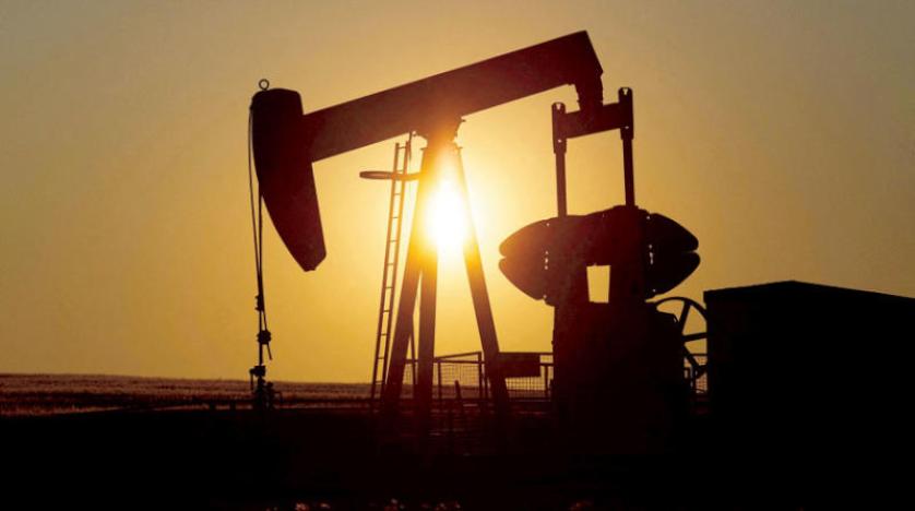 النفط يتشبث بـ90 دولاراً وسط ضغوط متزايدة