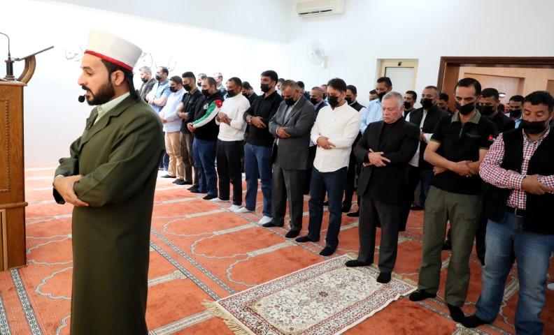 الملك يصلي الجمعة في مسجد الحرس الملكي بالعقبة
