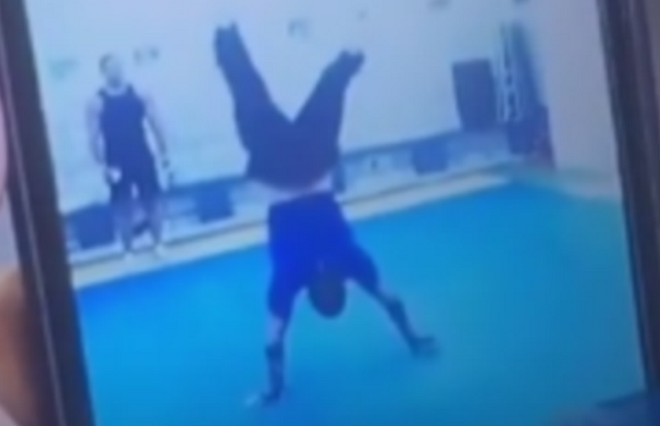 بالفيديو ..  كاظم الساهر يمشي على يديه!