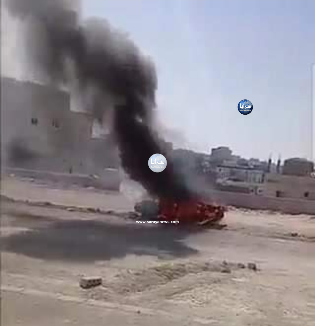 أردني يحرق سيارته الخاصة في الطفيلة ..  فيديو 