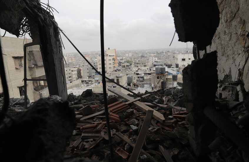 في مشهد صادم  ..   طفل يطير من مبنى إلى آخر جراء غارة صهيونية على مدينة غزة   ..  فيديو 