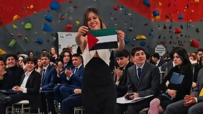 ابنة الرئيس الكولومبي ترفع علم فلسطين خلال حفل تخرجها بمدرسة ليسيه فرانسيه ..  فيديو