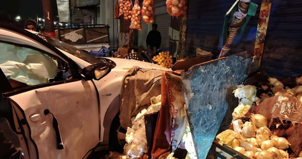 انزلاق مركبة تقودها سيدة ودخولها محلاً لبيع الخضار في جرش