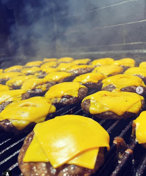 مطعم يقلي البرجر بنفس الزيت منذ أكثر من 100 عام ..  ما القصة؟