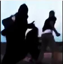 فيديو ..  سعودي يضرب 3 فتيات بالشارع بعد اعتراضهن على تحرشه 
