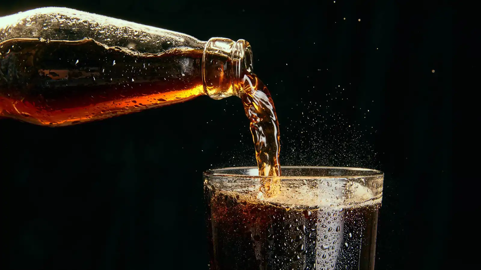 القهوة أم الصودا ..  أيهما الأفضل للطاقة والتحكم في السكر؟   