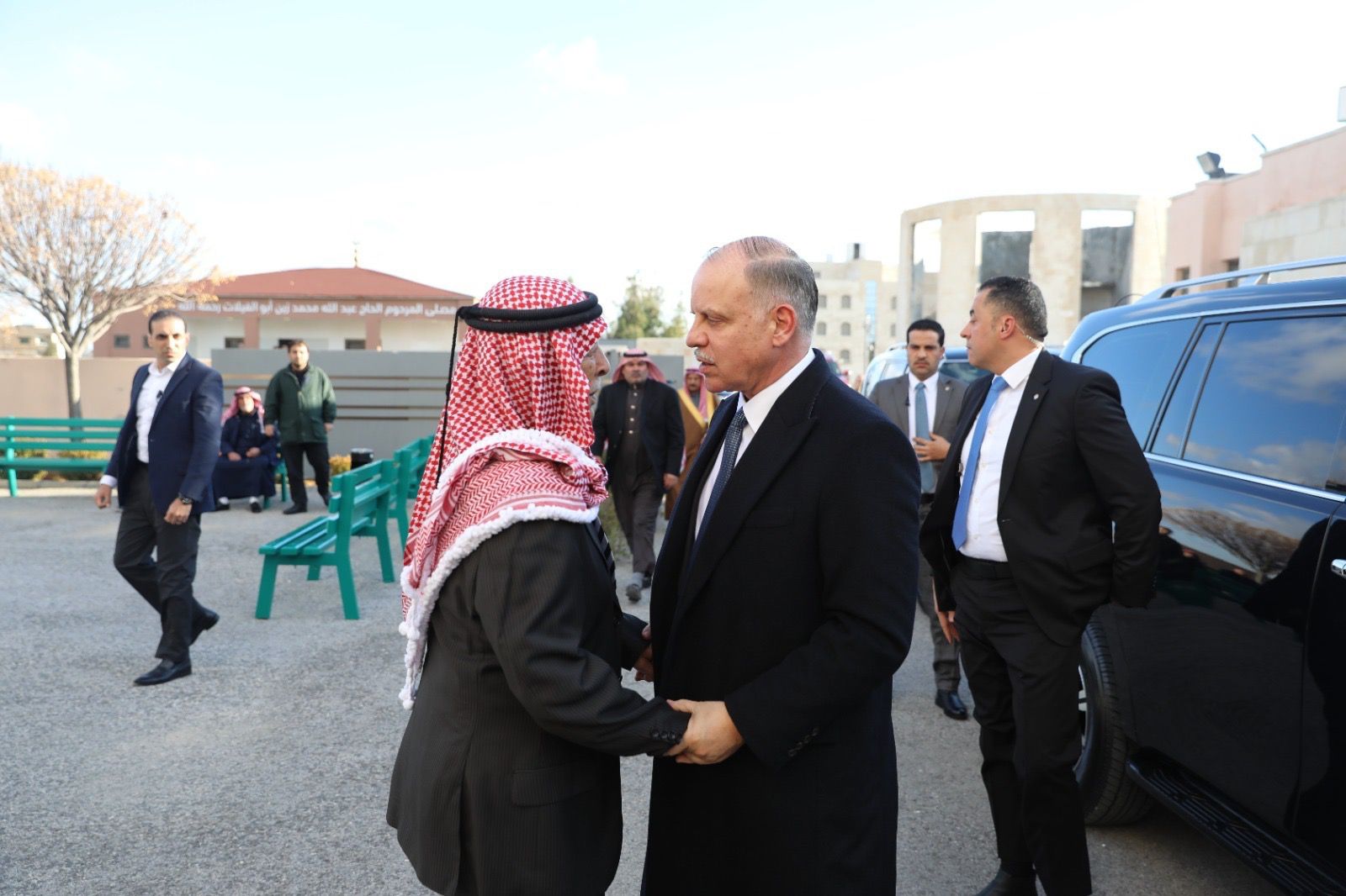 مندوباً عن الملك ..  الأمير فيصل يقدّم واجب العزاء لرئيس الديوان الملكي بوفاة شقيقته