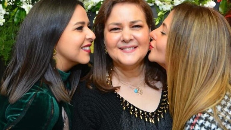 ممثلة مصرية تكشف عن وصية من الفنانة دلال عبد العزيز لابنتيها دنيا وإيمي سمير غانم