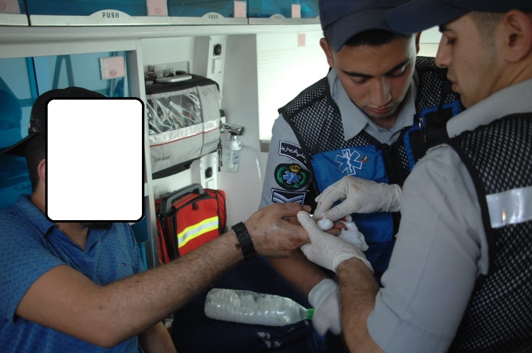 الدفاع المدني ينقذ شخص علقت يده في ماكينة لتقطيع العجين في اربد