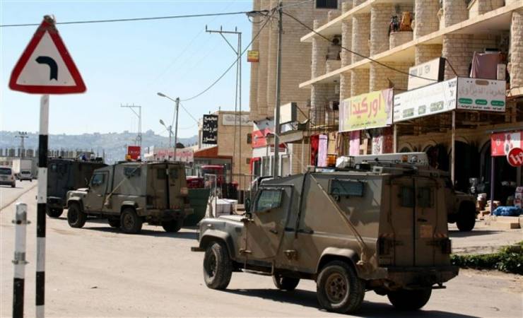 قوات الاحتلال تعتقل مواطنين من قلقيلية