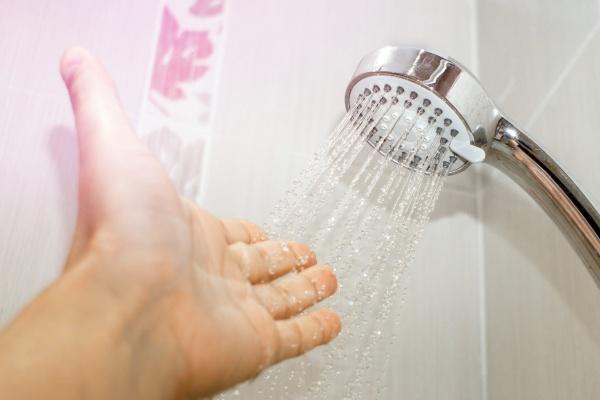 طريقة ذكية للتخلص من الترسبات العالقة برأس الدوش