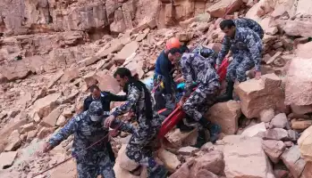 انقاذ شخصين علقا أسفل مقطع صخري في محافظة معان