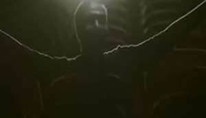 فيديو ينشر للمرة الاولى ..  خالد صالح يودع زملاءه