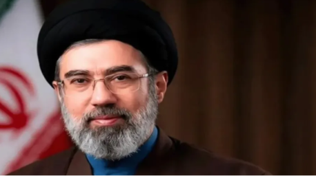 خامنئي يتعهد بالثأر لوالده