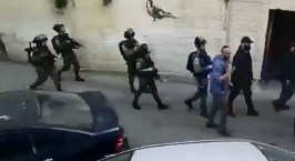 بالفيديو: شاهد كيف اعتقلت القوات الإسرائيلية محافظ القدس 