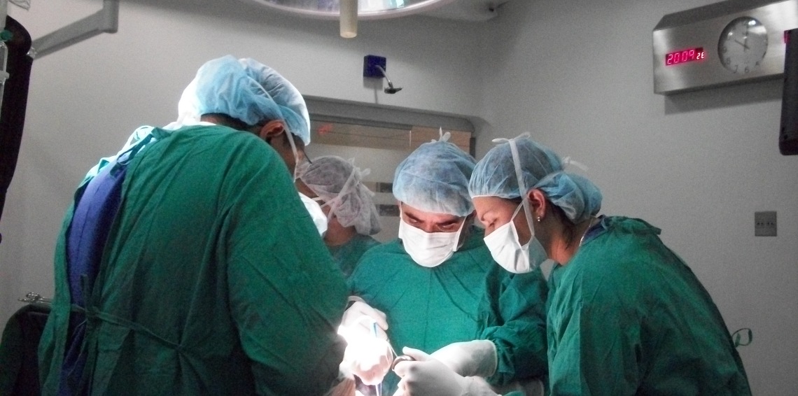 بالفيديو .. عملية جراحية خاطئة لطفل سليم تسببت بوفاة شقيقه المريض