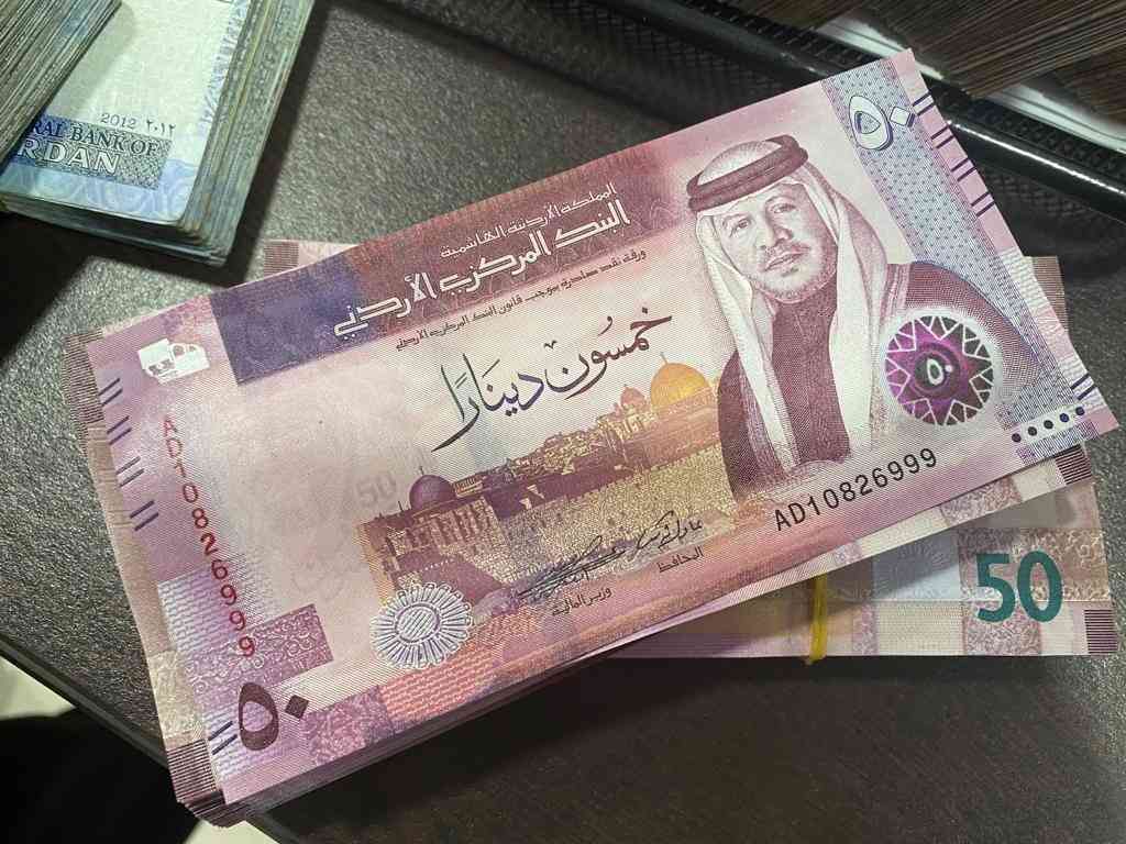 مناشدة للعثور على «جزدان» يحتوي مهر عروس بعد نسيانه داخل تكسي