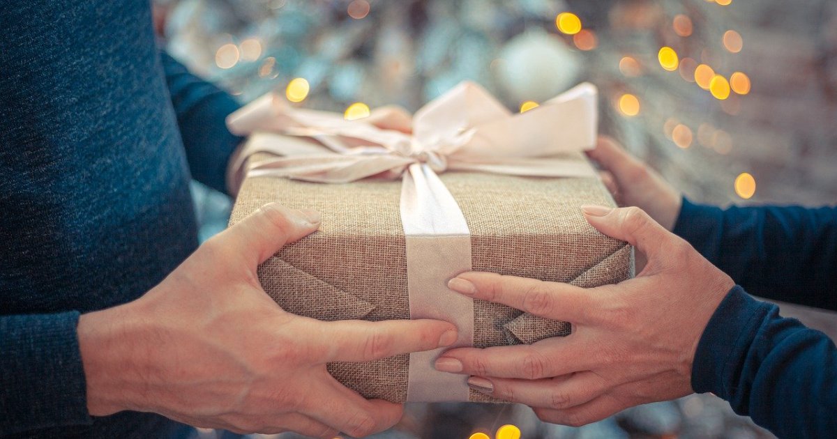 فضيحة من العيار الثقيل لممثلة خانت زوجها مقابل هدية ثمينة ..  إعلامية شهيرة تكشف (فيديو)