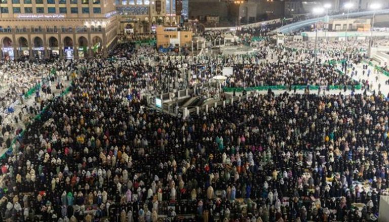 شخص يلقي بنفسه من الأدوار العلوية للمسجد الحرام ..  والأمن يتدخل