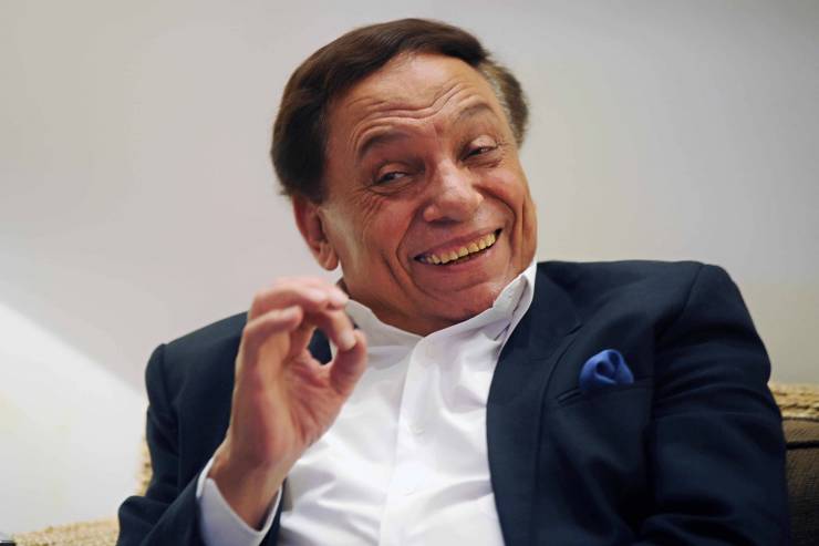 بالفيديو ..  عادل إمام يحرج مذيع على الهواء مباشرة بسؤال عن زوجته .. 