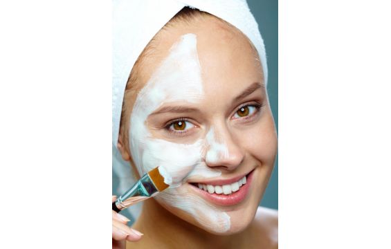 صاحبة المسام الواسعة .. احذري استخدام هذه الكريمات!